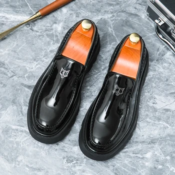 Moda makosen ayakkabılar Ayakkabı Erkekler PU Slip-on Metal Zincir Dekorasyon Kalın Taban Yuvarlak Kafa Katı Rahat İş Elbise Ayakkabı