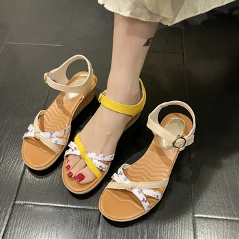 Kadın Kama Sandalet kadın ayakkabısı 2023 Yaz Trendi Moda Çapraz Kemer Peep Toe Gladyatör Ayakkabı Tatlı Kısa Eşleştirme Etek İle